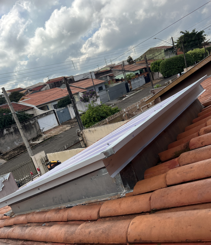 Calha frontal em telhado cerâmico