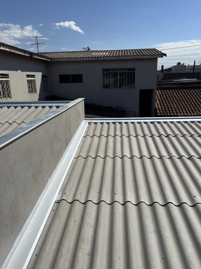 Calha em cobertura metálica